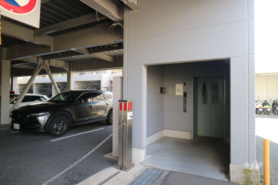 駐車場内のエレベーター