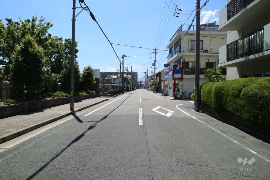 敷地北側の前面道路（東側から）