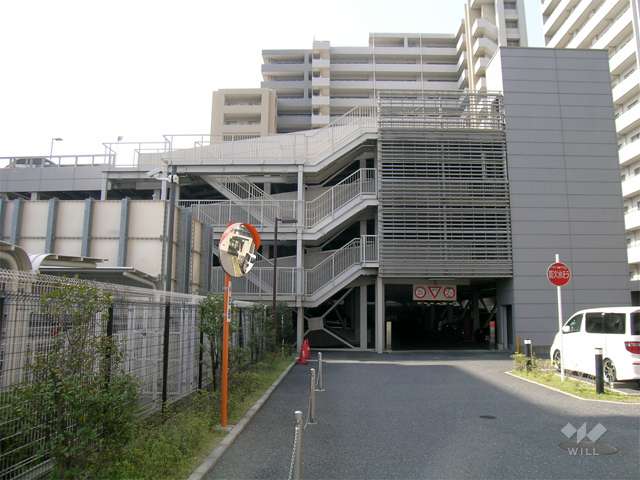 敷地中央にある駐車場棟