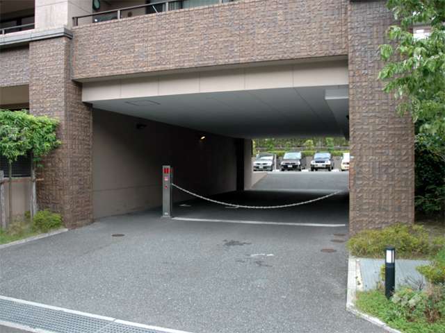 駐車場の入り口はロボットゲート付きです。