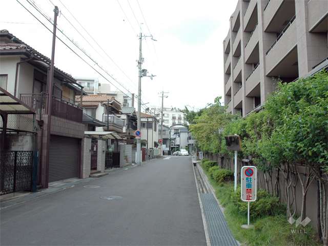 敷地南側の道路。道路を挟んで南側には一戸建てが建ち並んでいます。