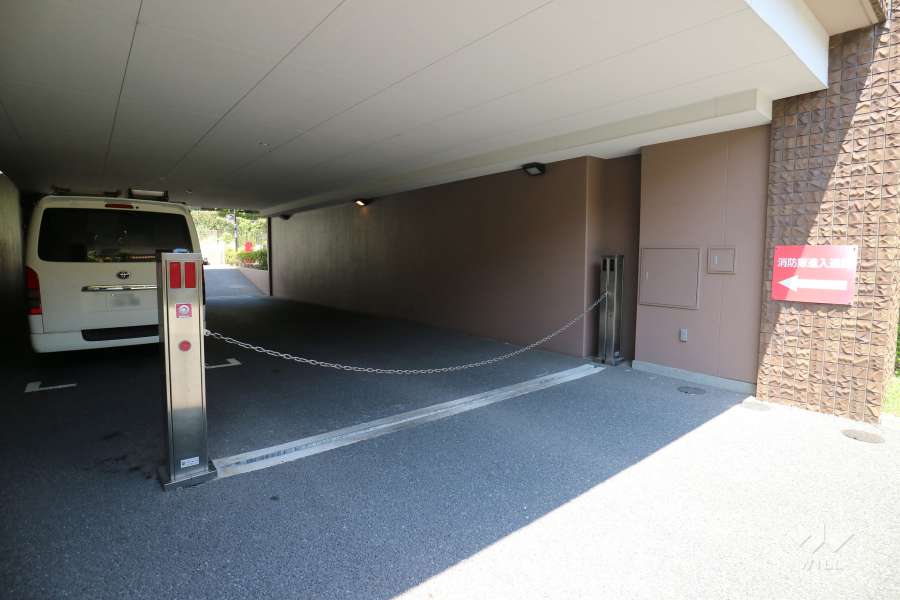 駐車場の出入口（ロボットゲート付き）