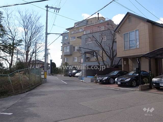 周辺は緑の多い、一戸建てとマンションが混在する住宅地。高台に立っています。