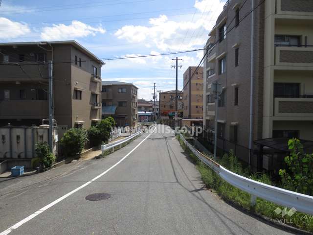 敷地東側の前面道路（北側から）