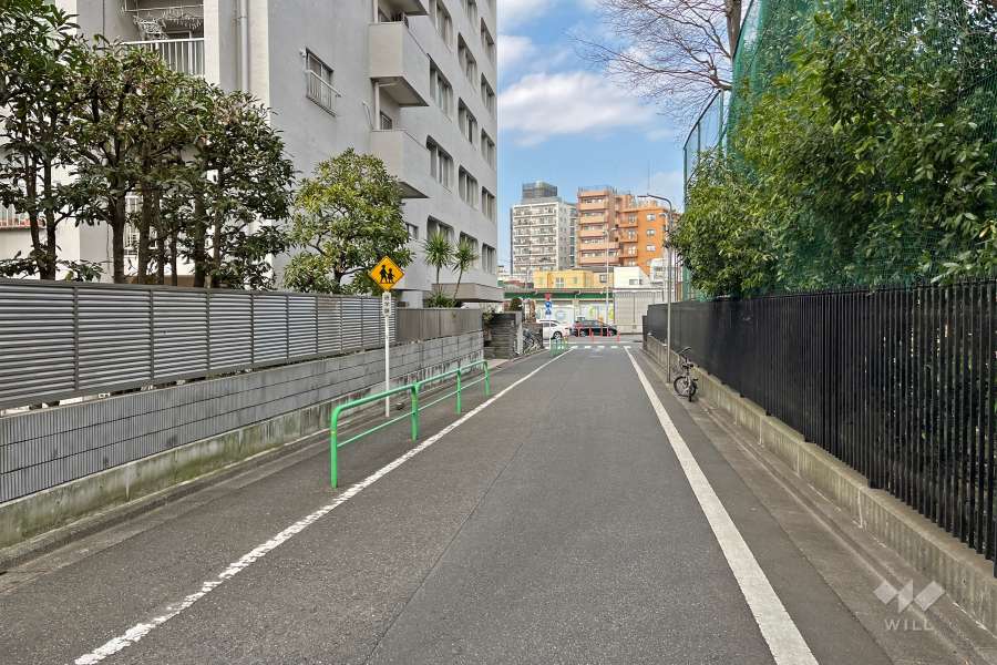 敷地北東側の前面道路（南東側から）