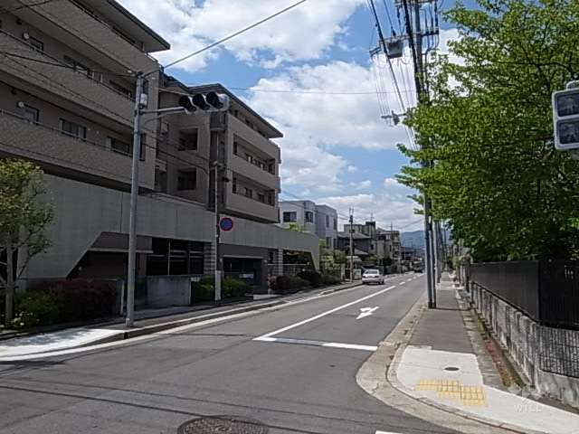 敷地北側は二車線の通りに面しています。