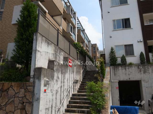 敷地の南側には一戸建てが建っています。