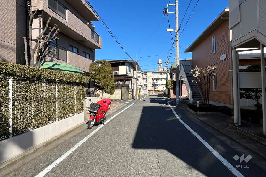 敷地の東側前面道路（南側から）