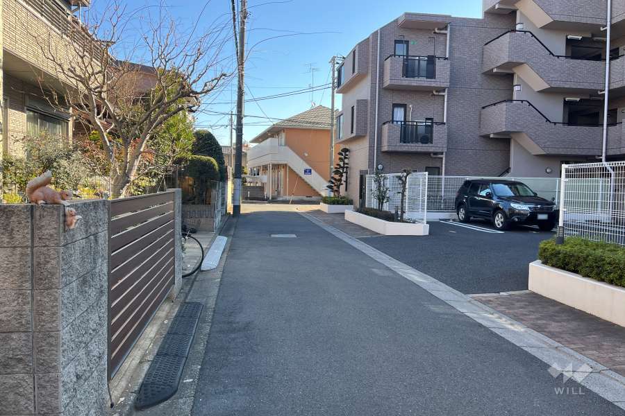 敷地の北側前面道路（西側から）
