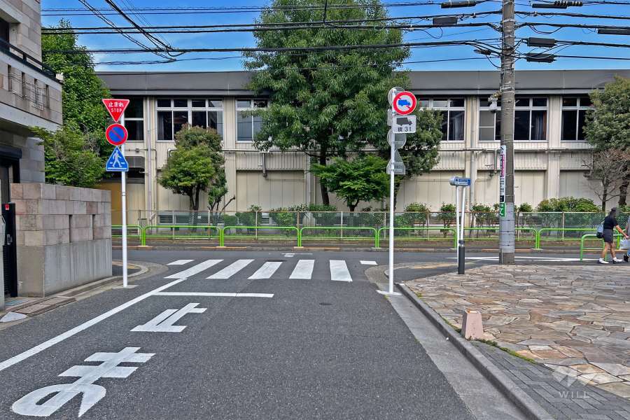 敷地の北側前面道路（西側から）