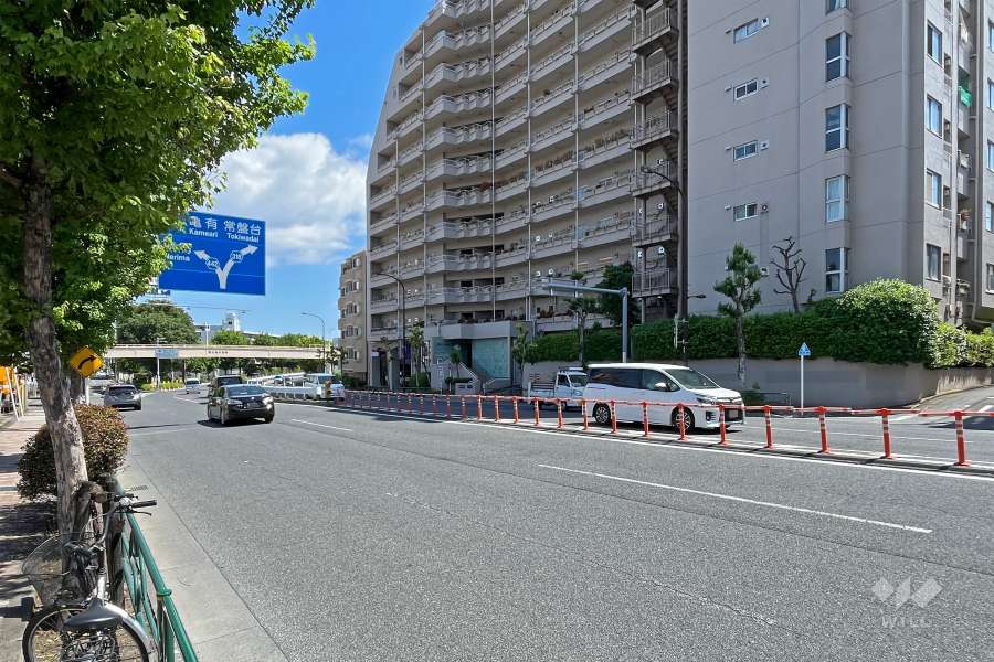 敷地の西側前面道路は環七通りです（南側から）。