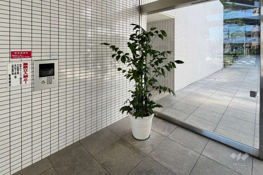 エントランスはオートロック付きです。