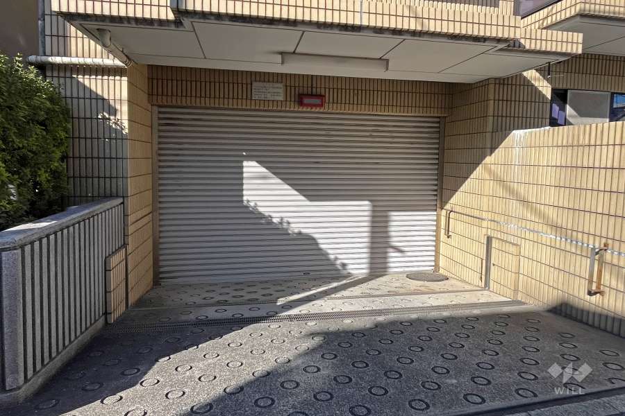 駐車場の出入り口(シャッター付)