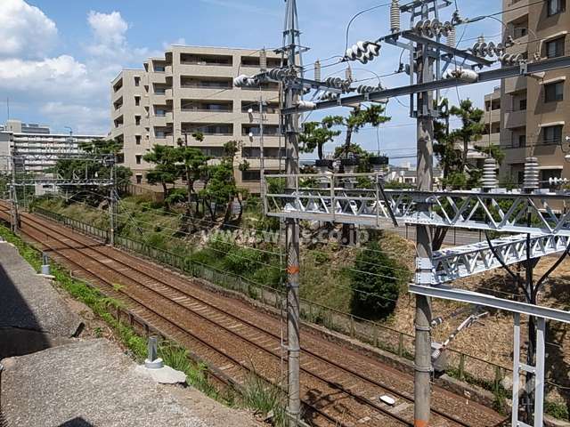 敷地の西側には阪急今津線が走っています。