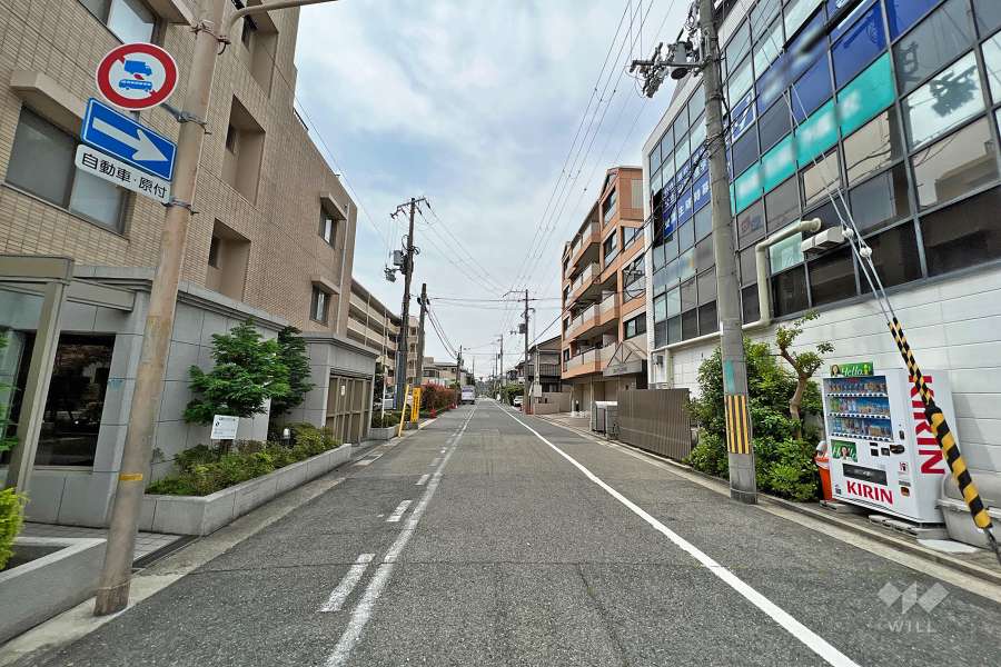 敷地北西側の前面道路（東側から）