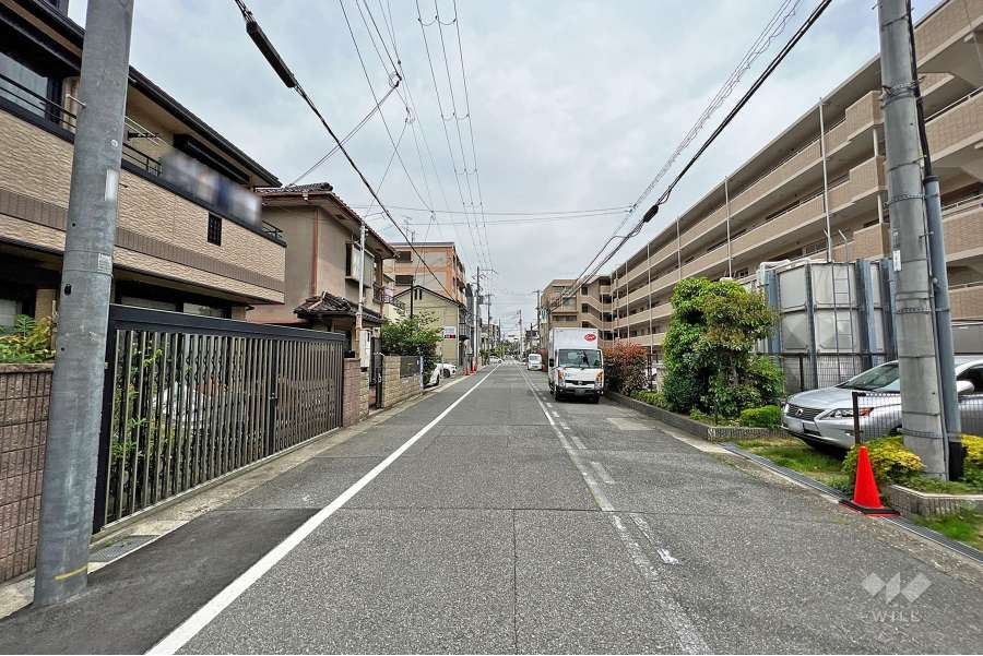 敷地北西側の前面道路（西側から）