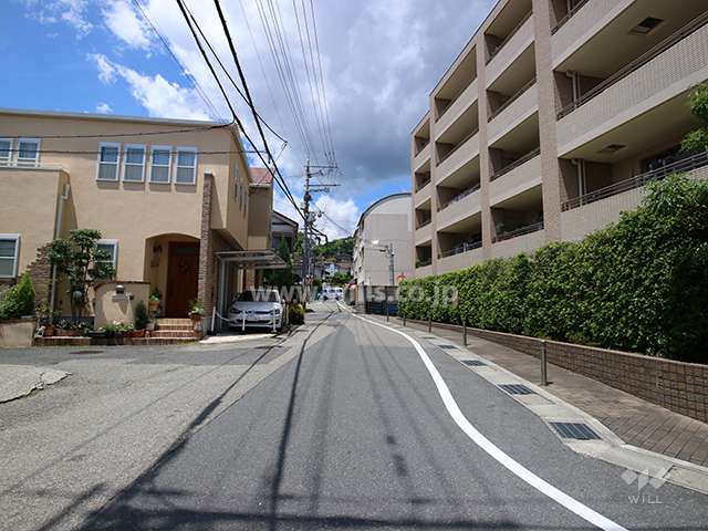 敷地南側の前面道路