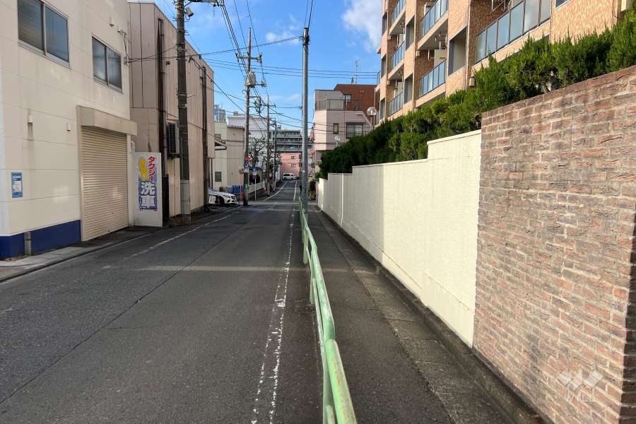 敷地の南側前面道路（東側から）