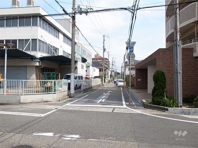 周辺は区画の整った静かな住宅地です。