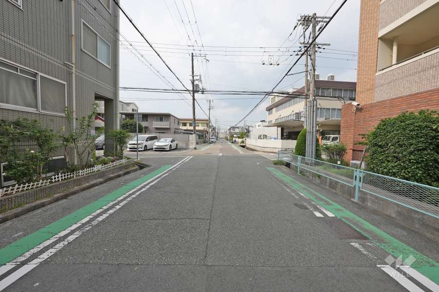 敷地南東側の前面道路（北東側から）