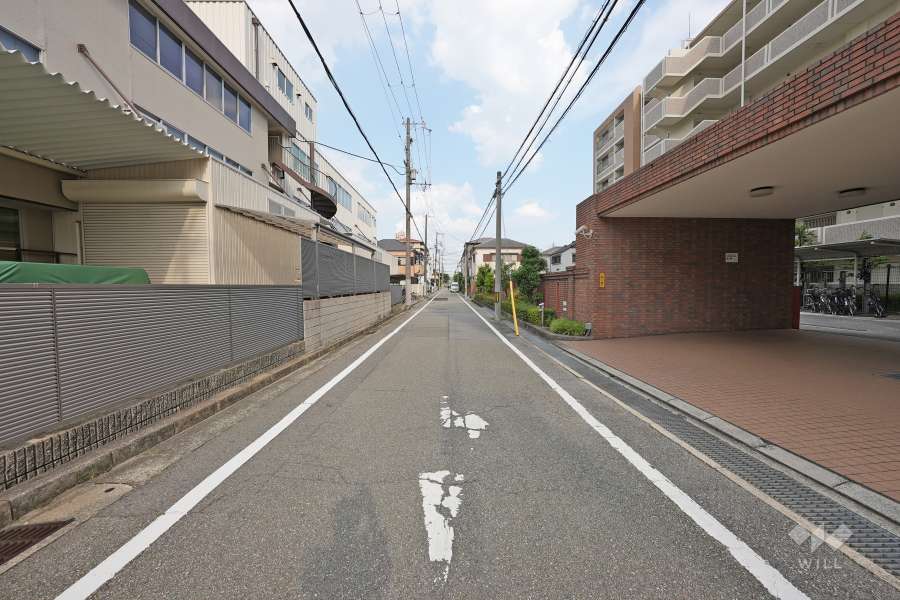 敷地南西側の前面道路（南側から）