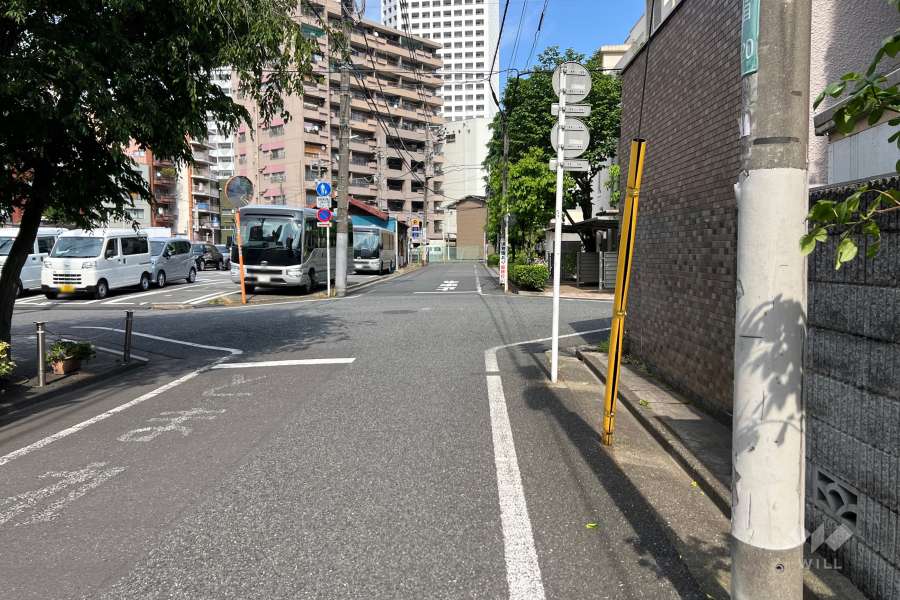 敷地北側の前面道路