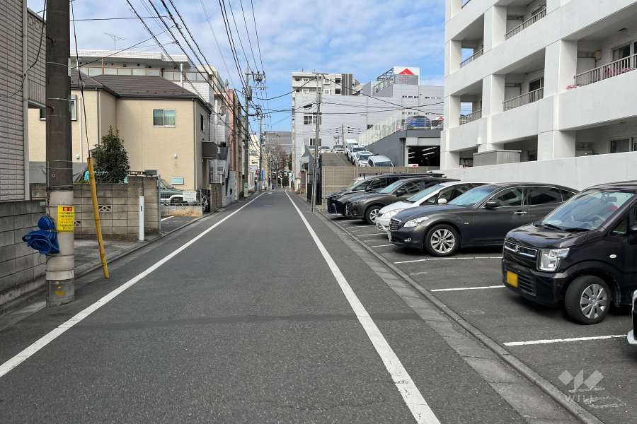 敷地の南側前面道路（東側から）