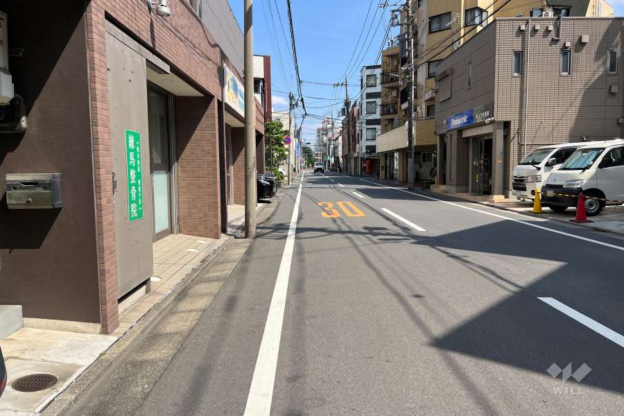 敷地の南西側前面道路（北西側から）