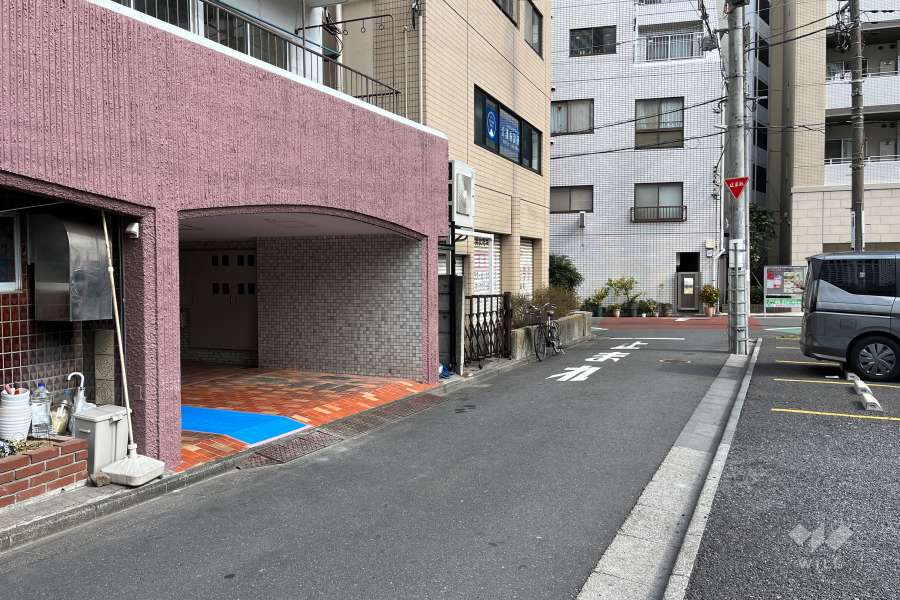 敷地の南側前面道路（西側から）