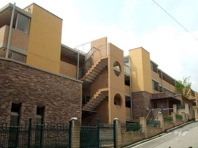 リブコート苦楽園モニモスの丘の外観（北東側から）