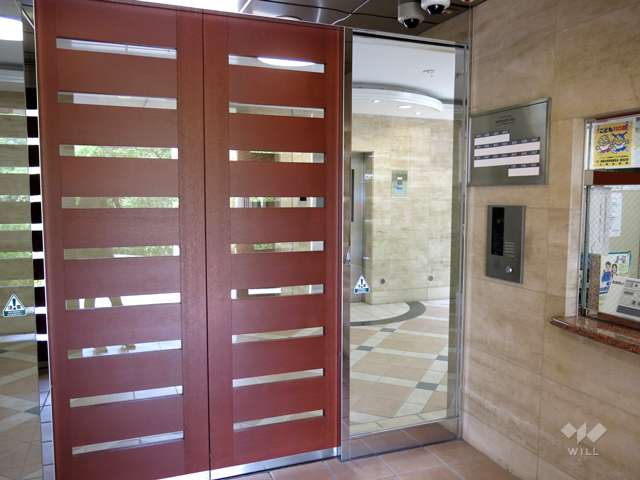 エントランスはオートロック付きです。