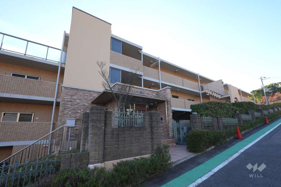 リブコート苦楽園モニモスの丘の外観（北東側から）