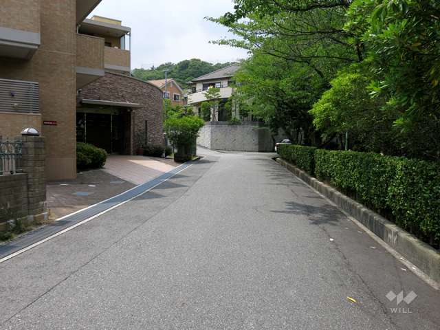敷地北東側の前面道路。周辺は閑静な住宅地です。