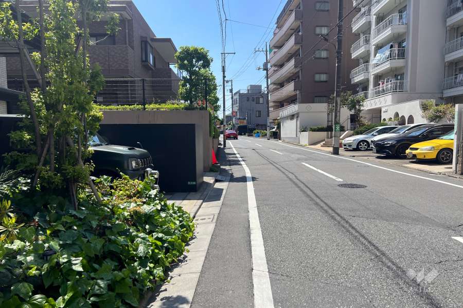 敷地の北側前面道路（東側から）