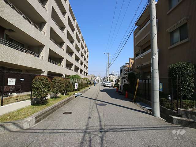 敷地南側の前面道路