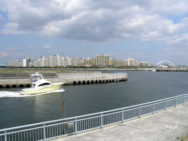 芦屋のヨットハーバーから見た『西宮マリナパークシティ』