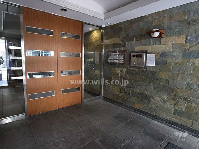 エントランスはオートロック付きです。