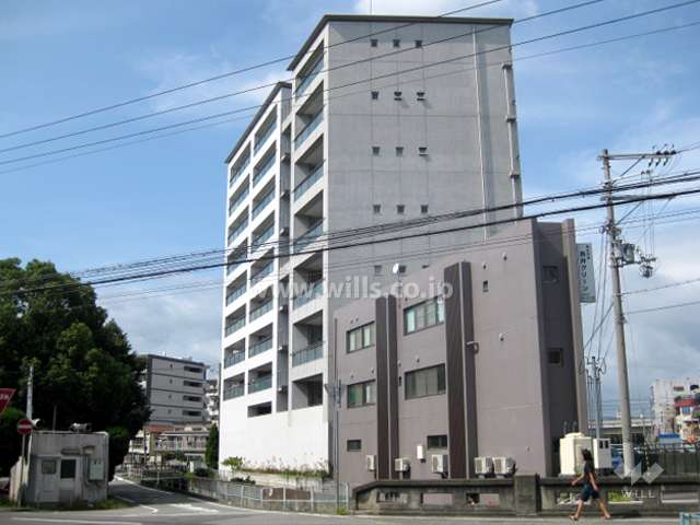 周辺の建物とは間隔があります。
