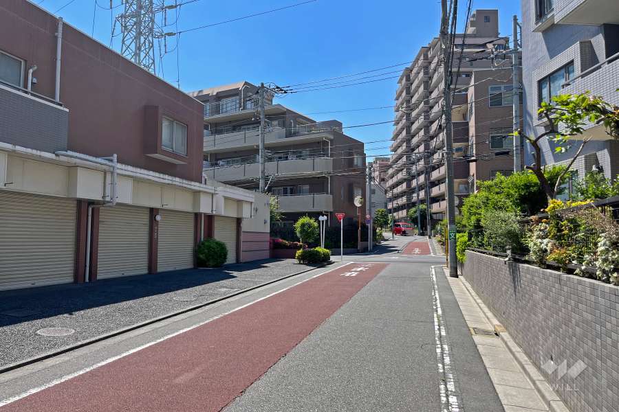 敷地の北側前面道路（東側から）