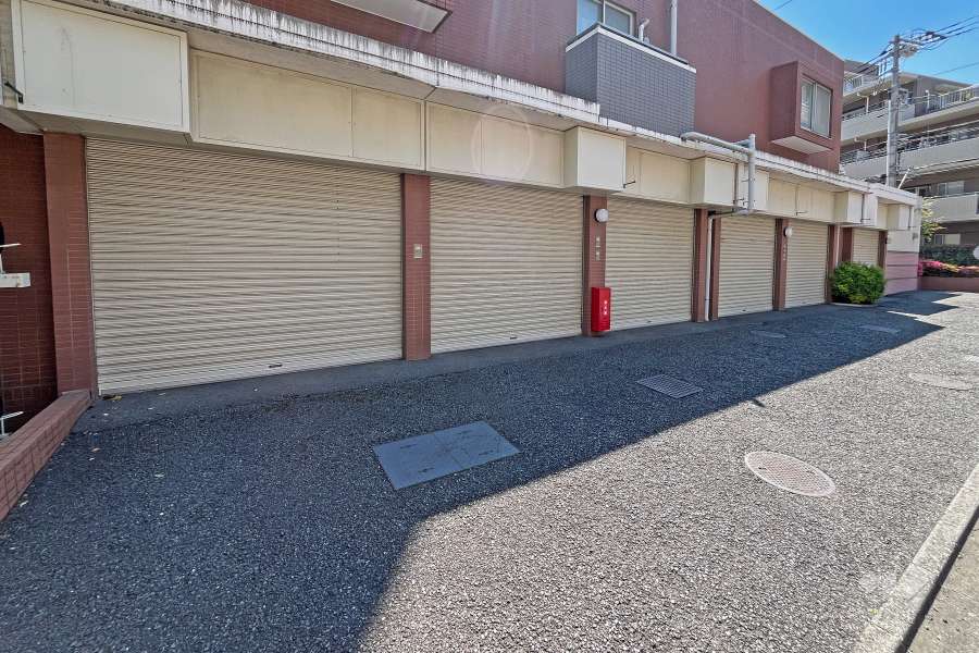 シャッター付きの敷地内駐車場（屋内平面式）