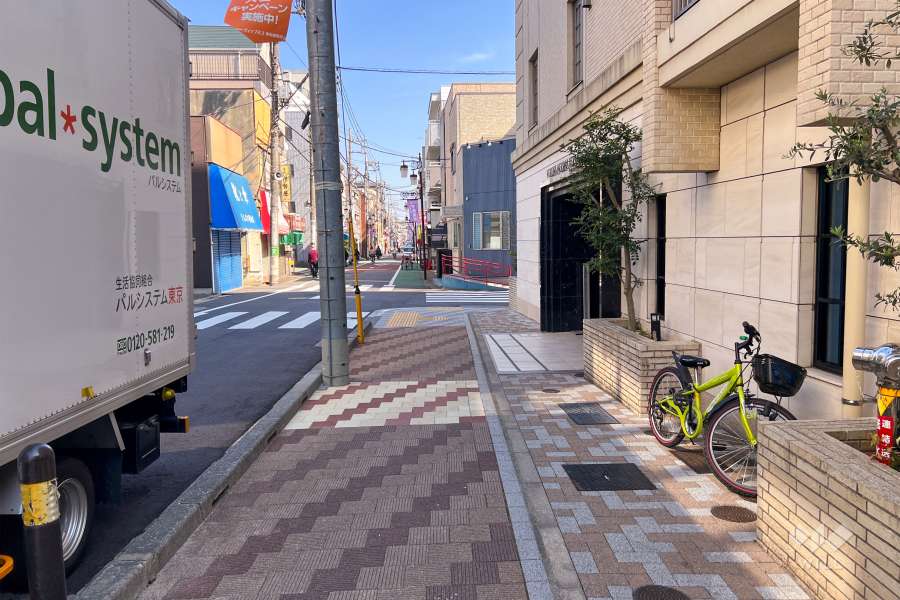 敷地北側の前面道路（西側から）