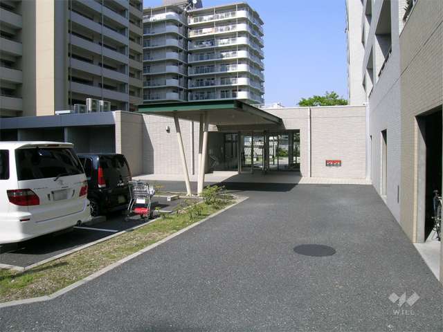 駐車場棟の横には車寄せのあるサブエントランスがあります。