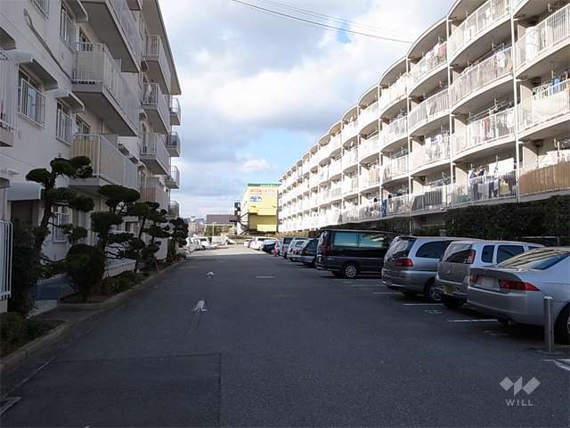 敷地内駐車場（屋外平面式）　すぐ南側には2号棟があります。