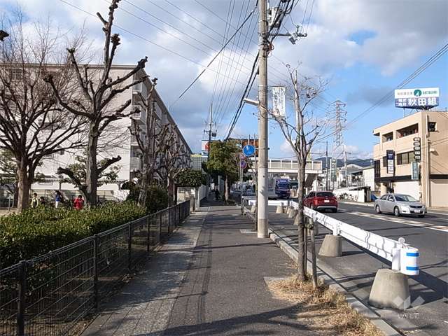 敷地の北東側は、県道（尼宝線）に面しています。