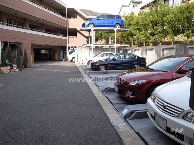 敷地内駐車場。奥に駐輪場もあります。