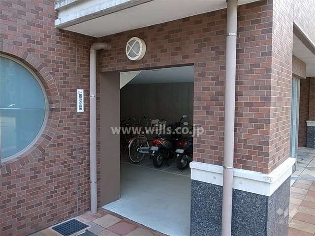 エントランス横にある駐輪場とバイク置き場。1階屋内にあります。