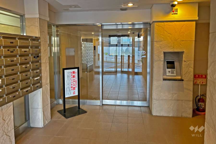 エントランスはオートロック付きです。
