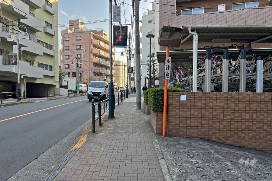 敷地の東側前面道路は豊島園通りです（北側から）。