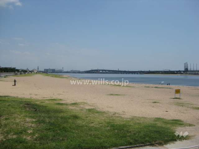 マンションの南側には公園、そして海が広がっています。