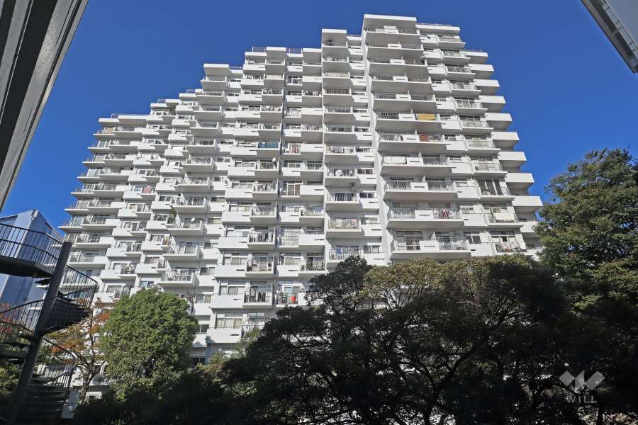 マンション雅叙苑1号棟の外観（南東側から）